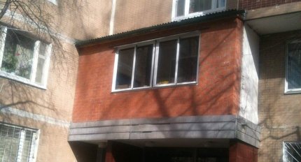 Москвич незаконно обустроил лоджию на козырьке подъезда жило.